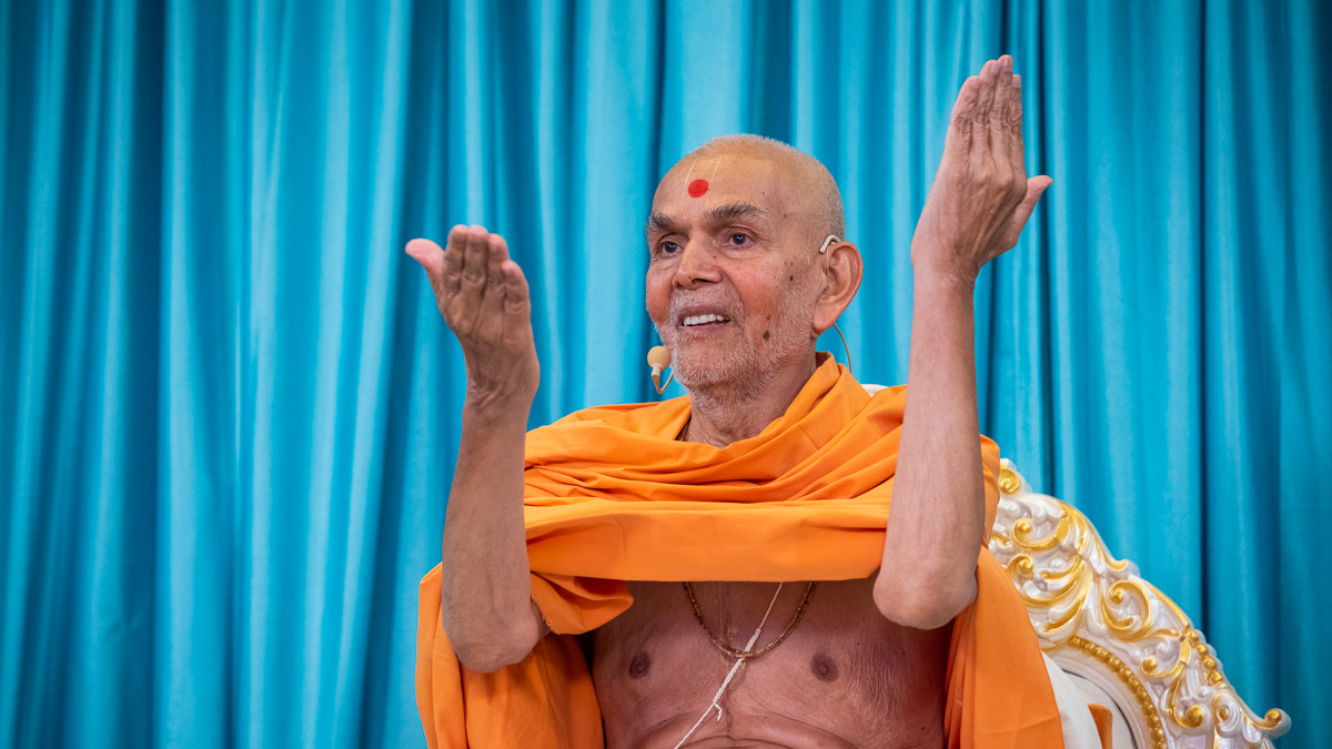 Swamishri blessed the swamis of London for their kirtan bhakti