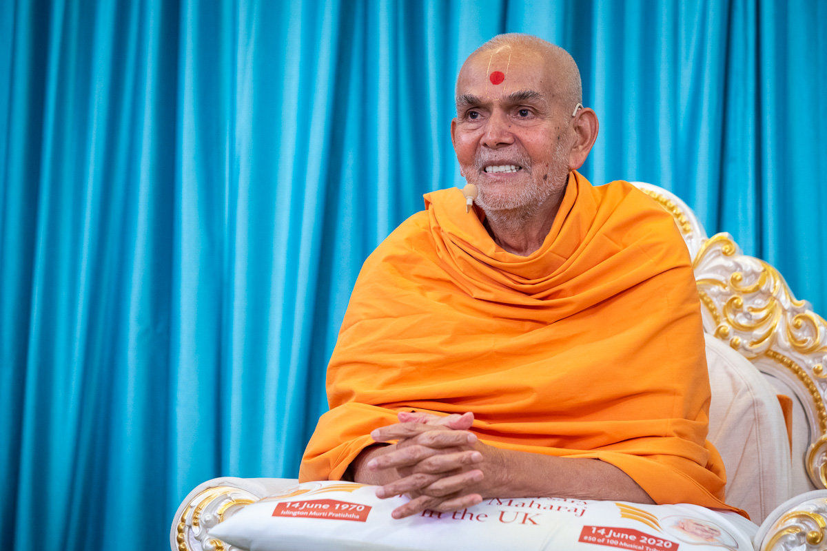 Swamishri blessed the swamis in London after his puja