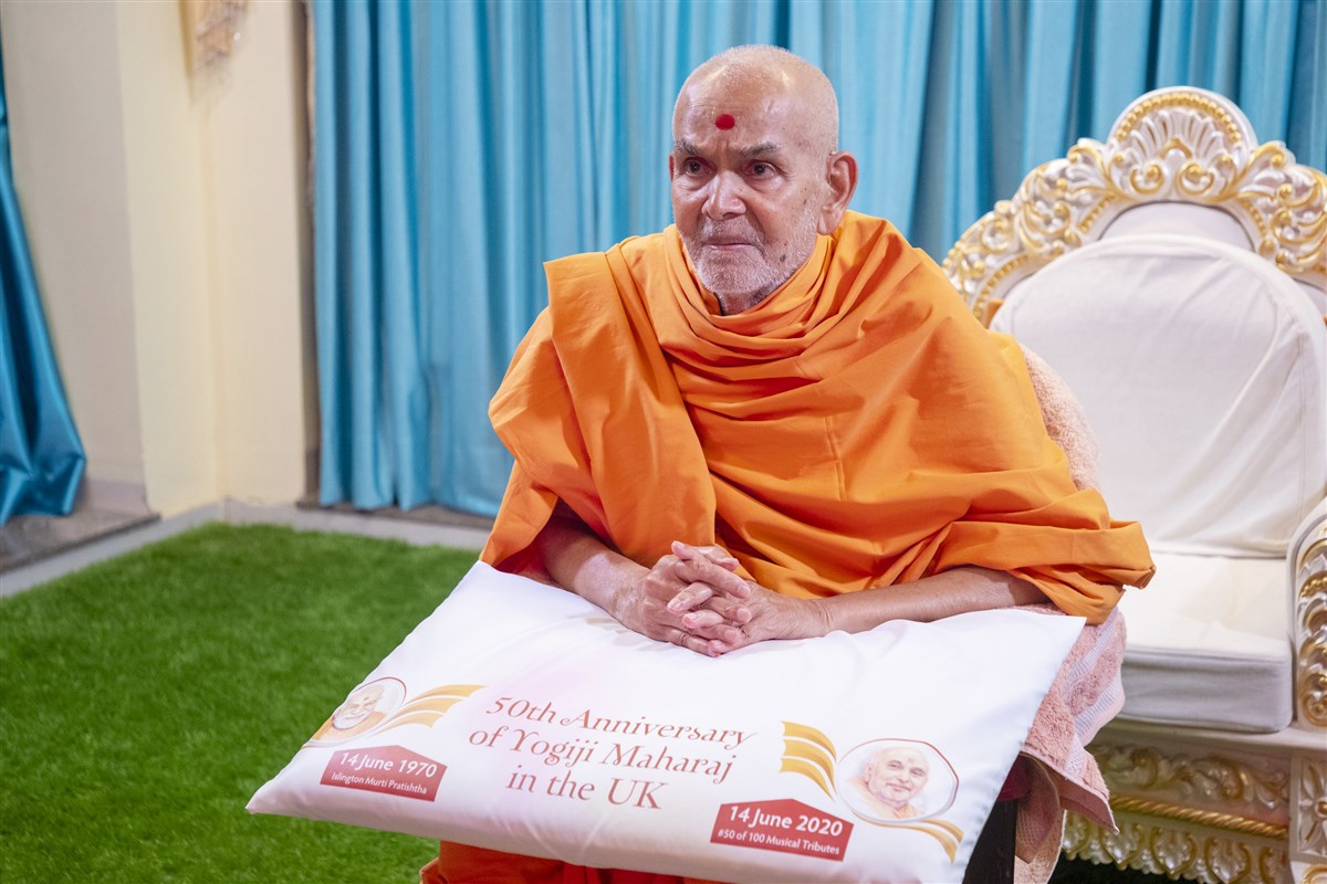 Swamishri was engrossed in the webcast from London commemorating the 50th anniversary of Yogiji Maharaj in the UK