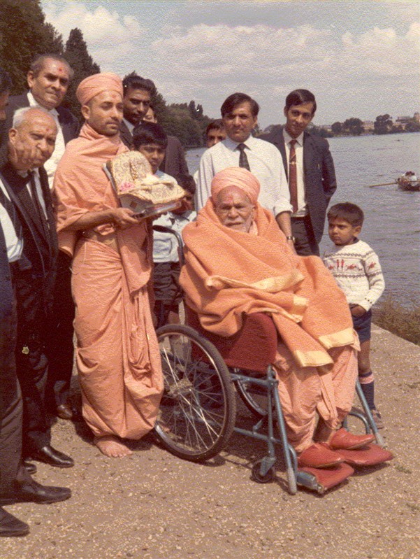 Yogiji Maharaj at Putney Boating Club, on the banks of the River Thames, reveals his desire to bathe Shri Harikrishna Maharaj himself