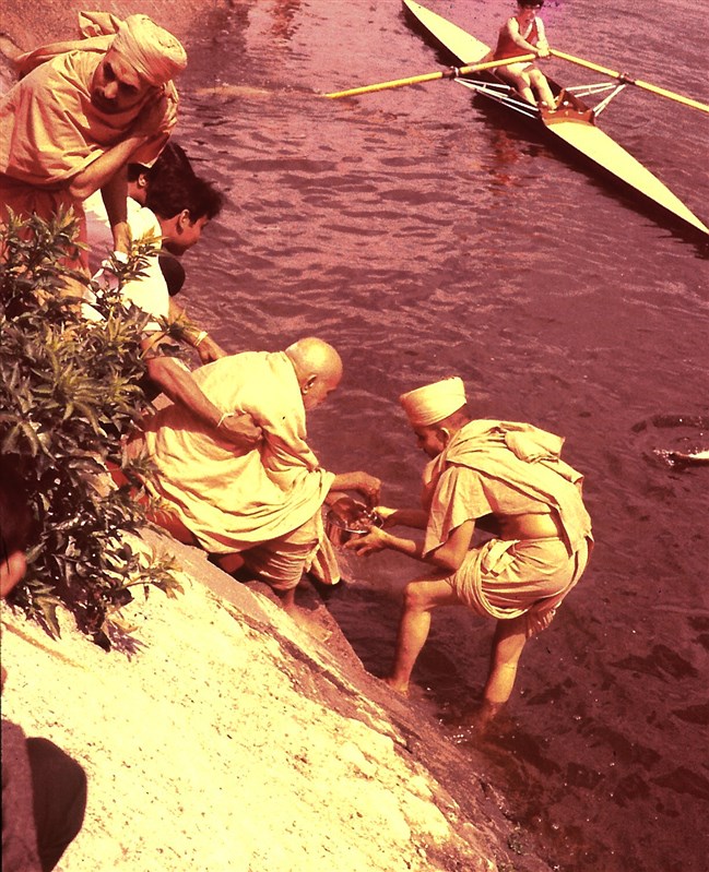 Yogiji Maharaj sanctifies the River Thames through bathing Shri Harikrishna Maharaj