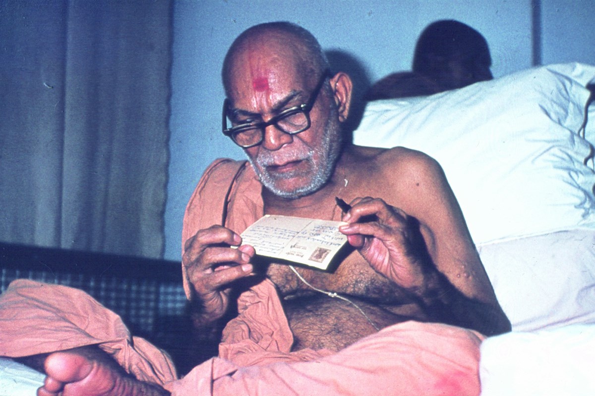 Dahyabhai settled in London and hosted regular sabhas at his Leicester Square workplace with Chandubhai, Maganbhai and others, in which he would read weekly letters written by Yogiji Maharaj from India