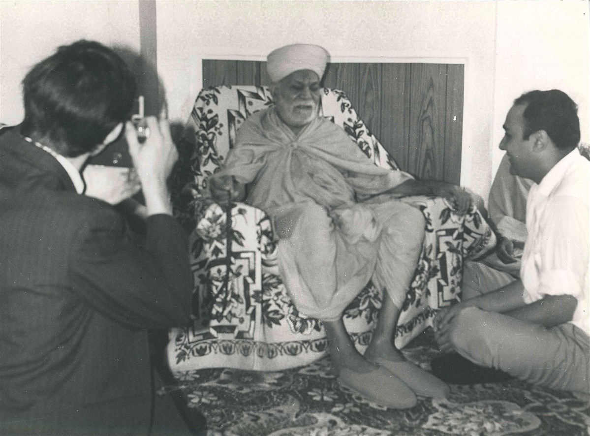 At noon on Wednesday 27 May 1970, David Blondi, a reporter for The Sunday Times, came to interview Yogiji Maharaj