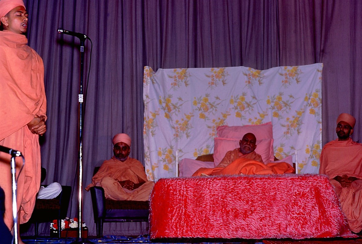 Tyagvallabhdas Swami addresses the assembly in English on the occasion of Yogiji Maharaj’s birth anniversary celebrations at Durning Hall Community Centre