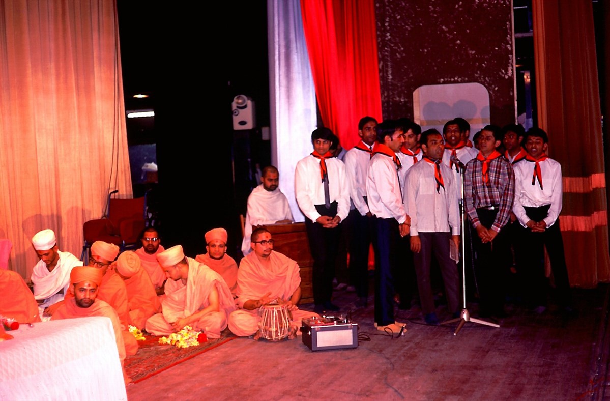 The youths lead the audience in heartily singing “Happy Birthday” to Yogiji Maharaj on his birth anniversary celebrations