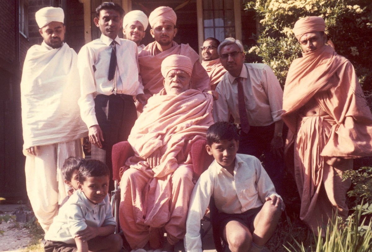 Yogiji Maharaj sanctifies the house of Chandubhai
