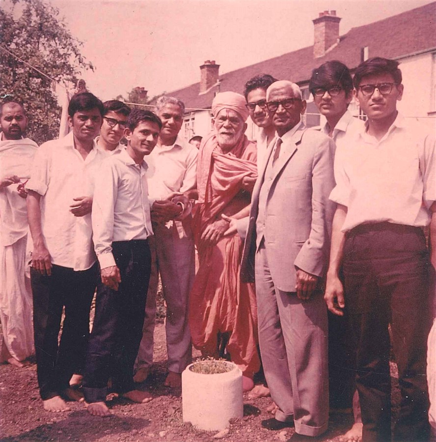 On Wednesday 10 June 1970, Yogiji Maharaj resided at Thakorbhai’s house, 28 Kingswood Avenue, Surrey, South London