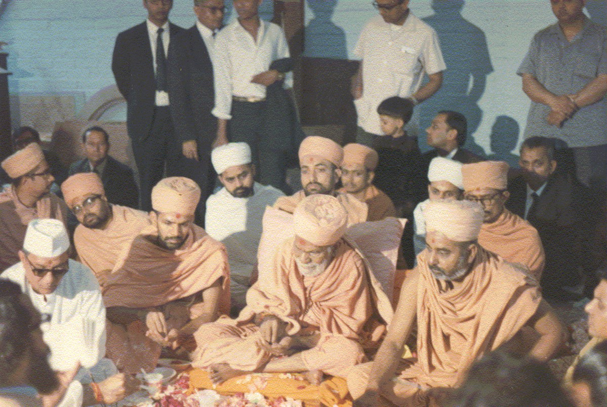 Pramukh Swami and Mahant Swami also participated in the pratishtha yagna on Saturday 13 June 1970