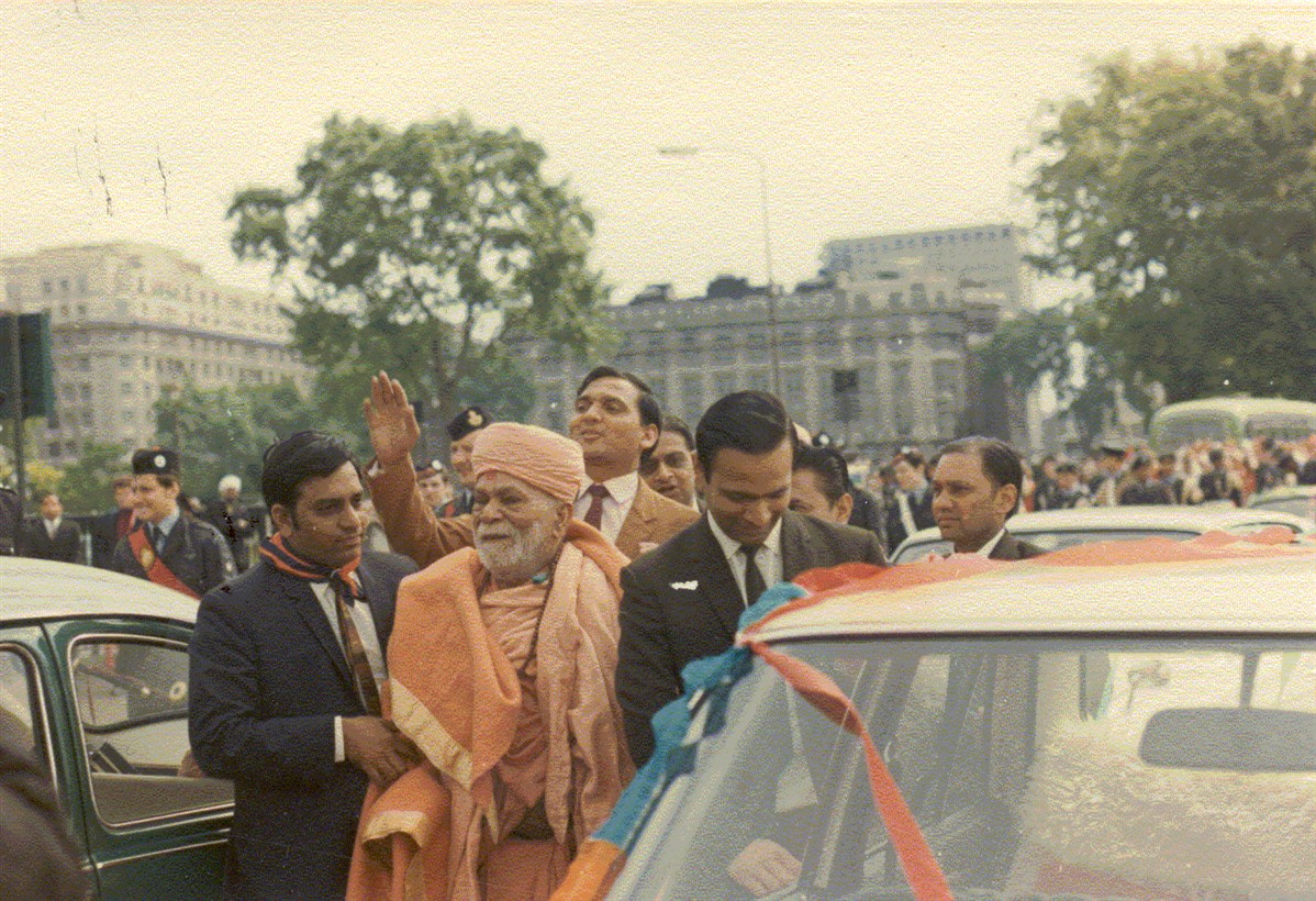 Yogiji Maharaj arrives in Central London to join the nagar yatra