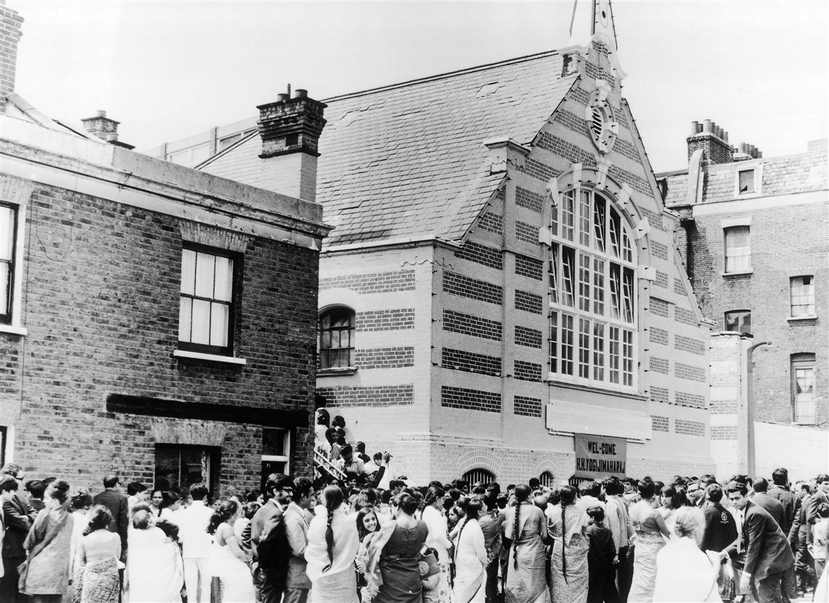 After the nagar yatra, Yogiji Maharaj, swamis and devotees travelled to Islington for the inauguration ceremony