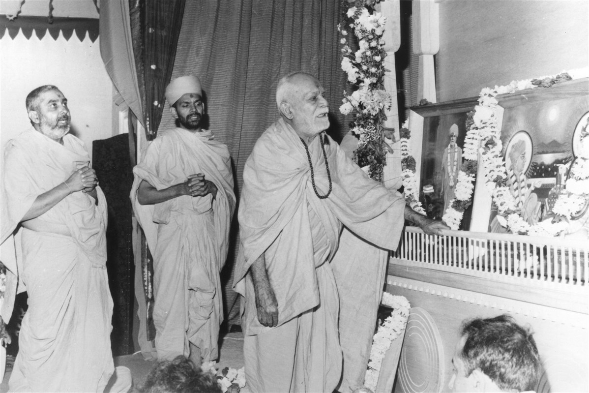 Yogiji Maharaj completes the historic inauguration of Islington Mandir, the first Swaminarayan Hindu mandir in the western hemisphere, by performing the arti at 12:22pm on Sunday 14 June 1970