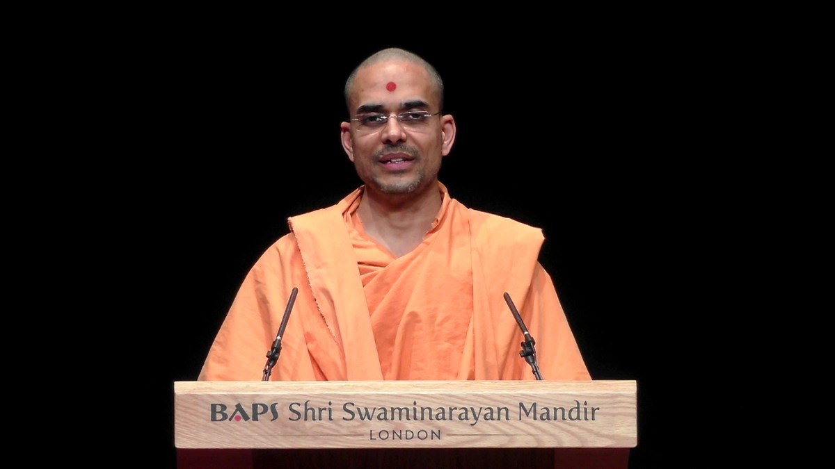 Paramtattvadas Swami introduced the evening session, focused on the ghar mandir and arti