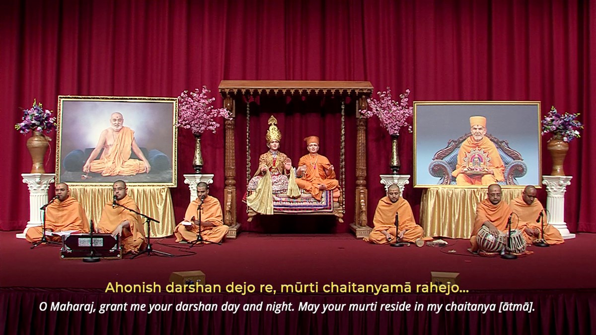 Swamis of BAPS London sang dhun and prarthana to prayerfully commence the shibir