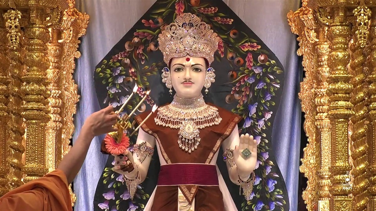 Sandhya arti of Ghanshyam Maharaj at London Mandir