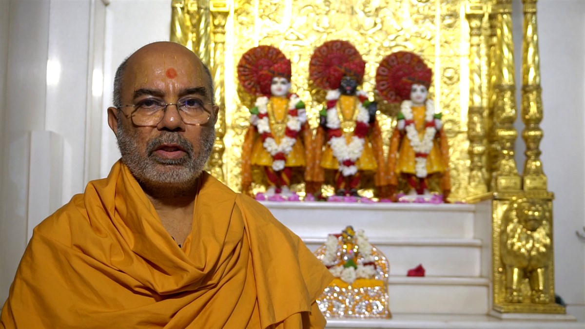 Dharmacharandas Swami narrated the prasang of the murtis in Bhavnagar - later installed in the first shrine at Gondal Mandir - accepting the thal devoutly offered by Yogiji Maharaj
