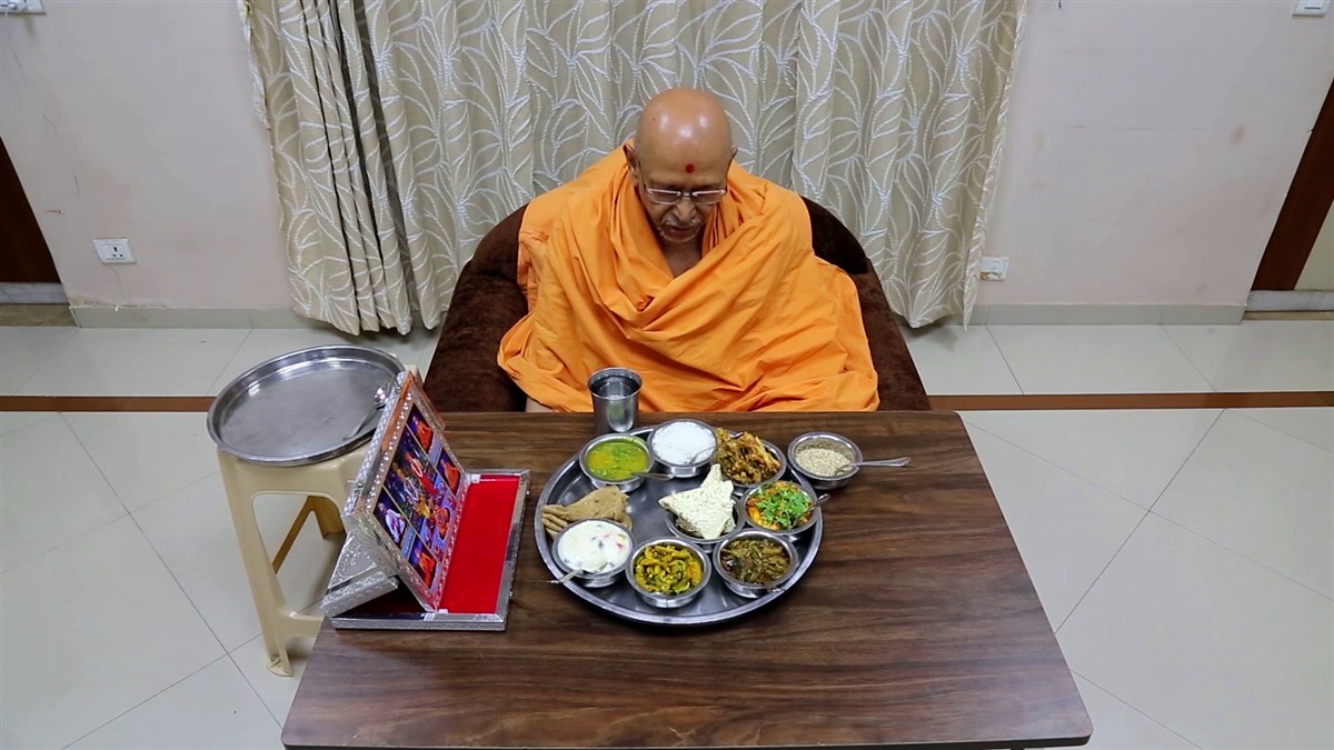 Sadguru Pujya Tyagvallabhdas Swami, from Vidyanagar, demonstrated the correct method of arranging and offering thal