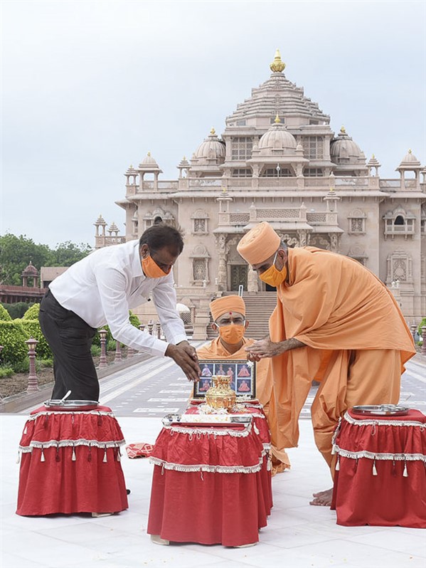 Anandswarup Swami (Mahant, Akshardham, Gandhinagar) performs the rituals on the sacred soils from different Hindu mandirs and pilgrim places placed in Kalash