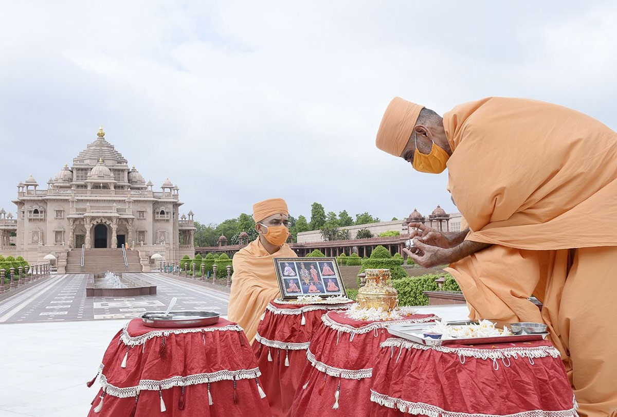 Anandswarup Swami performs the rituals on the sacred soils from different Hindu mandirs and pilgrim places placed in Kalash