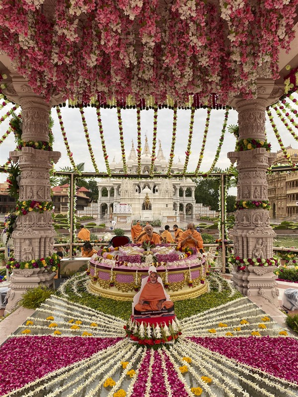 Mahapuja rituals at Brahmaswarup Pramukh Swami Maharaj's samadhi
