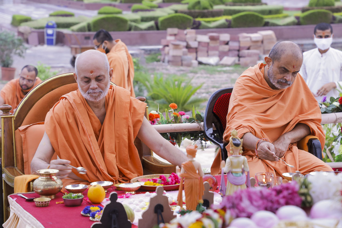 Pujya Viveksagar Swami and Gnaneshwar Swami perform the mahapuja rituals