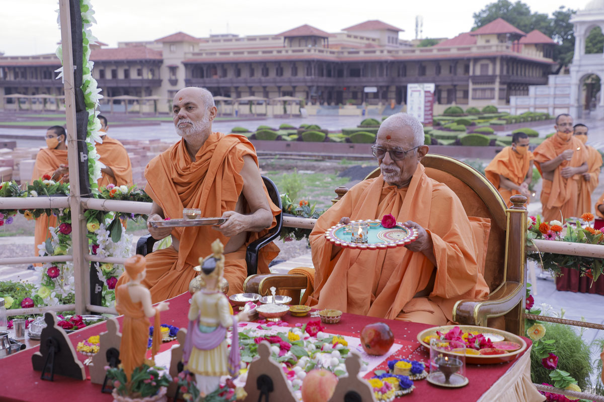 Pujya Swayamprakash Swami (Pujya Doctor Swami) and Pujya Viveksagar Swami perform the mahapuja arti