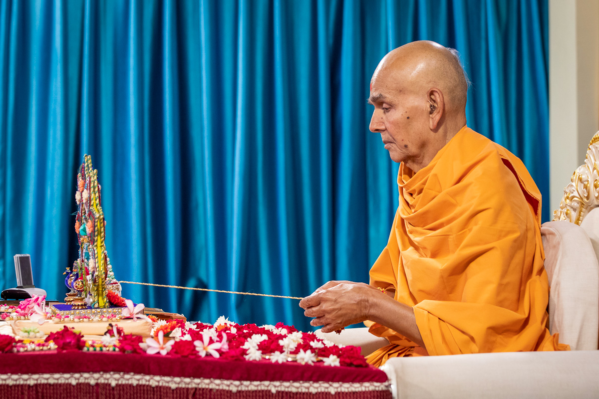 Swamishri swings Shri Harikrishna Maharaj on a hindolo 