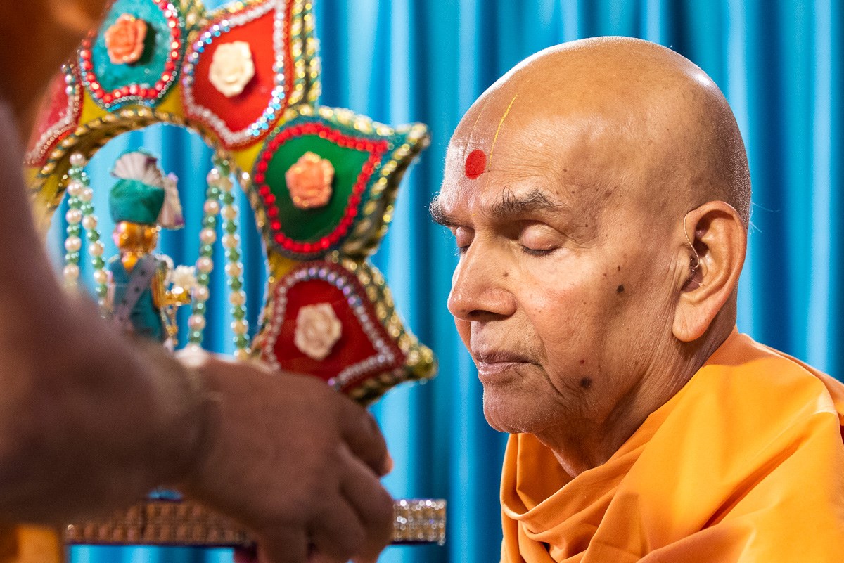 Swamishri engrossed in darshan of Shri Harikrishna Maharaj 
