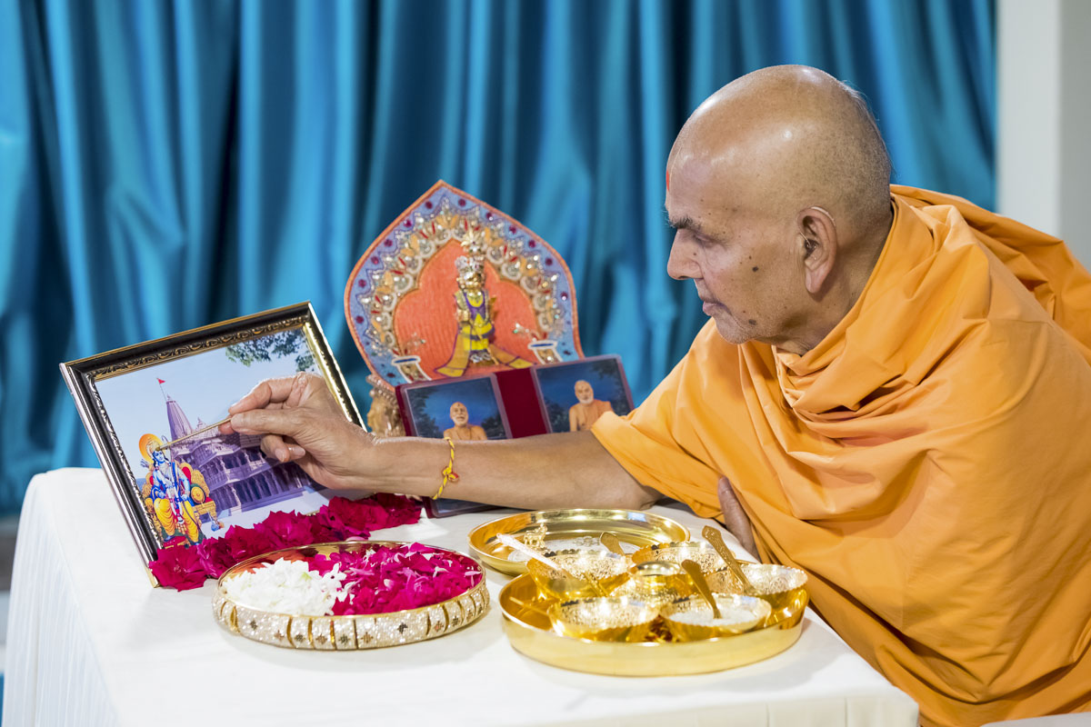 Pujan and Prayers by HH Mahant Swami Maharaj 