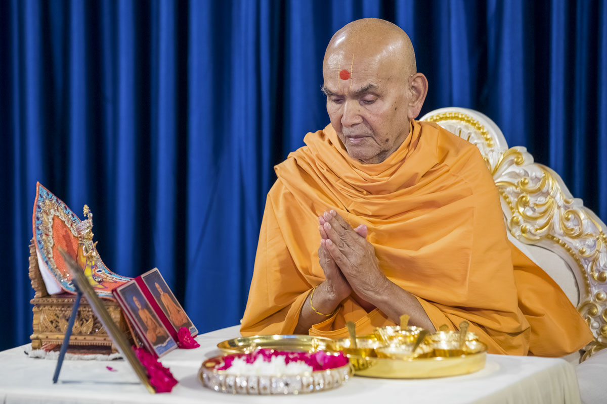 Swamishri performs pujan and prayers for the Shri Ram Janmabhumi Mandir Shilanyas