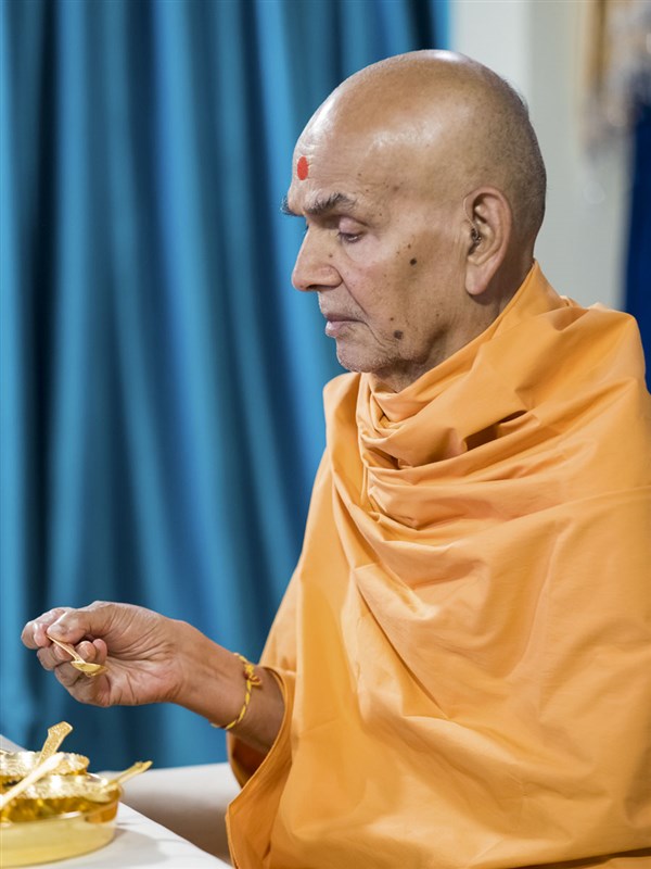 Swamishri performs pujan rituals
