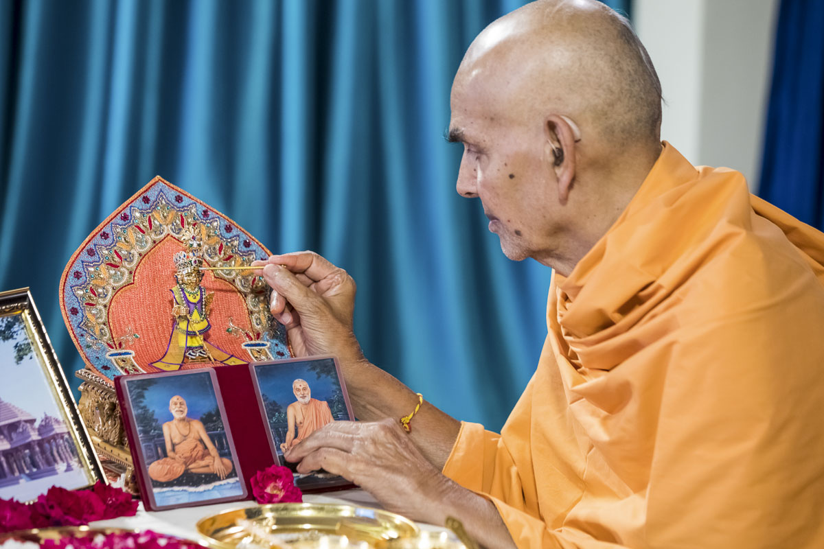 Swamishri performs pujan of Shri Harikrishna Maharaj