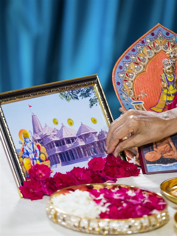 Swamishri offers flowers to Bhagwan Shri Ram