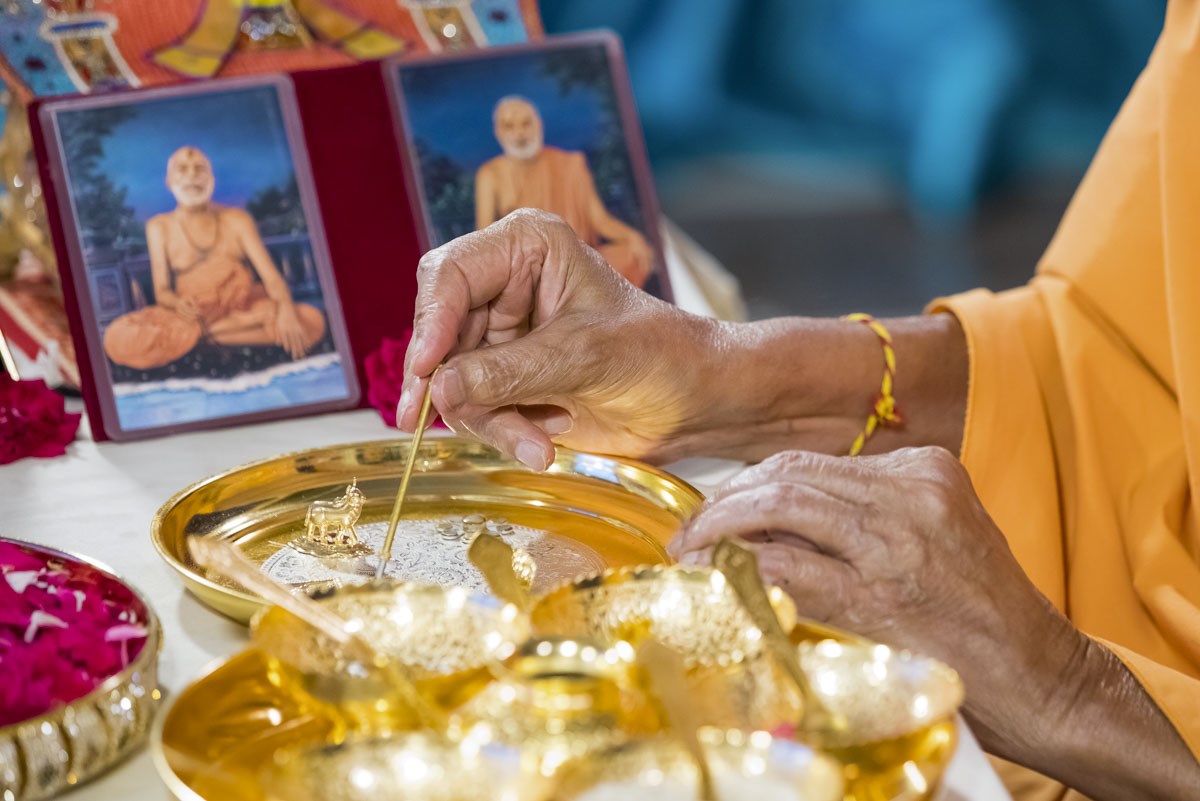 Swamishri performs pujan of yantras to be placed in the gart (foundation pit) during the shilanyas