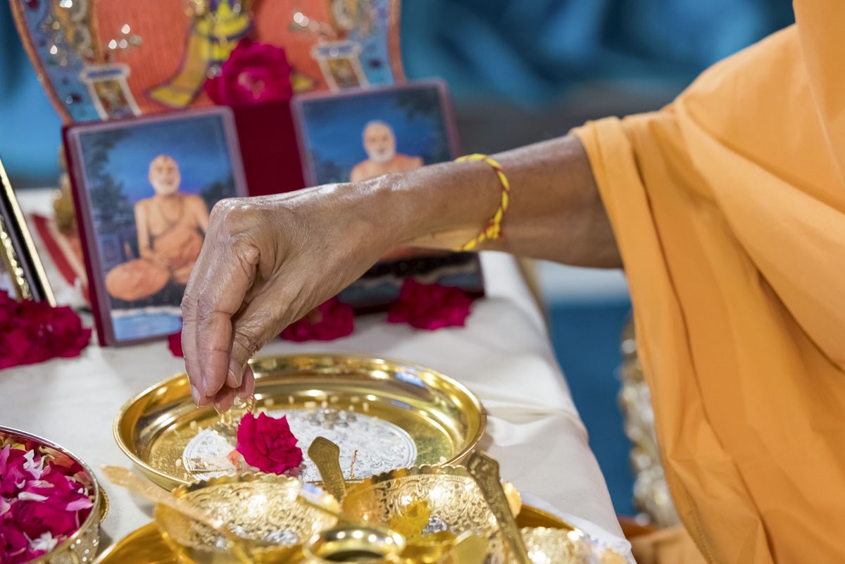 Swamishri performs pujan of the yantras