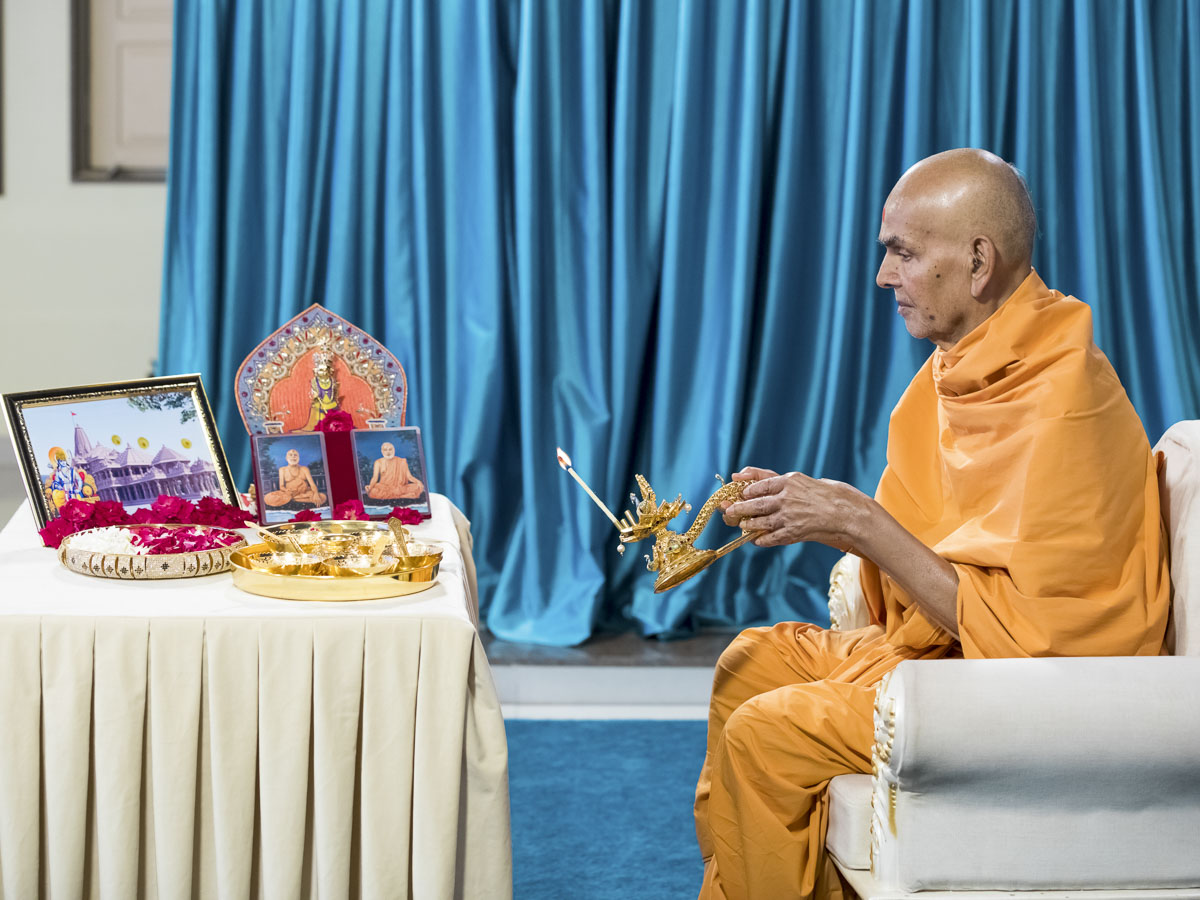 Swamishri performs the arti