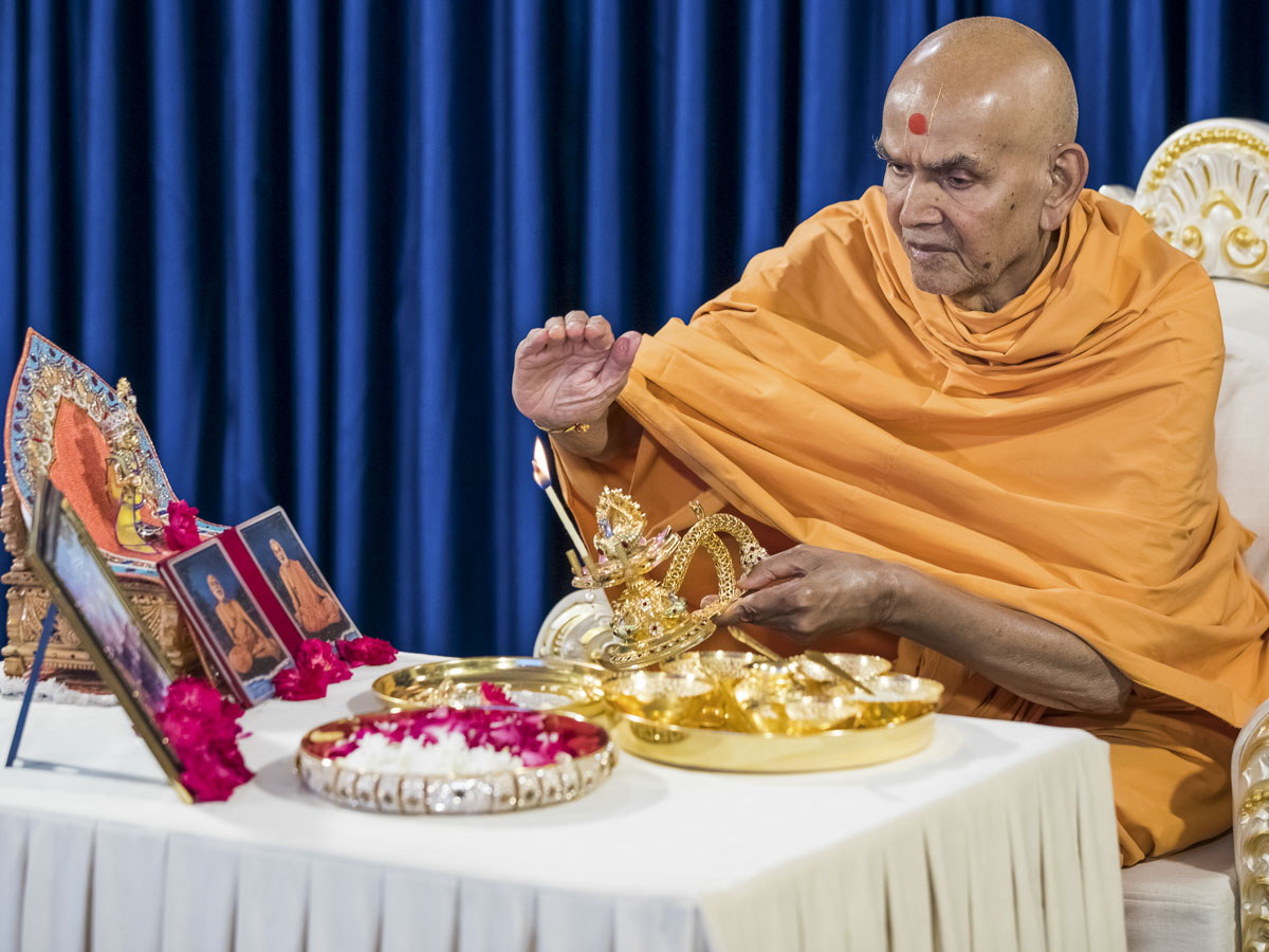 Swamishri performs the arti