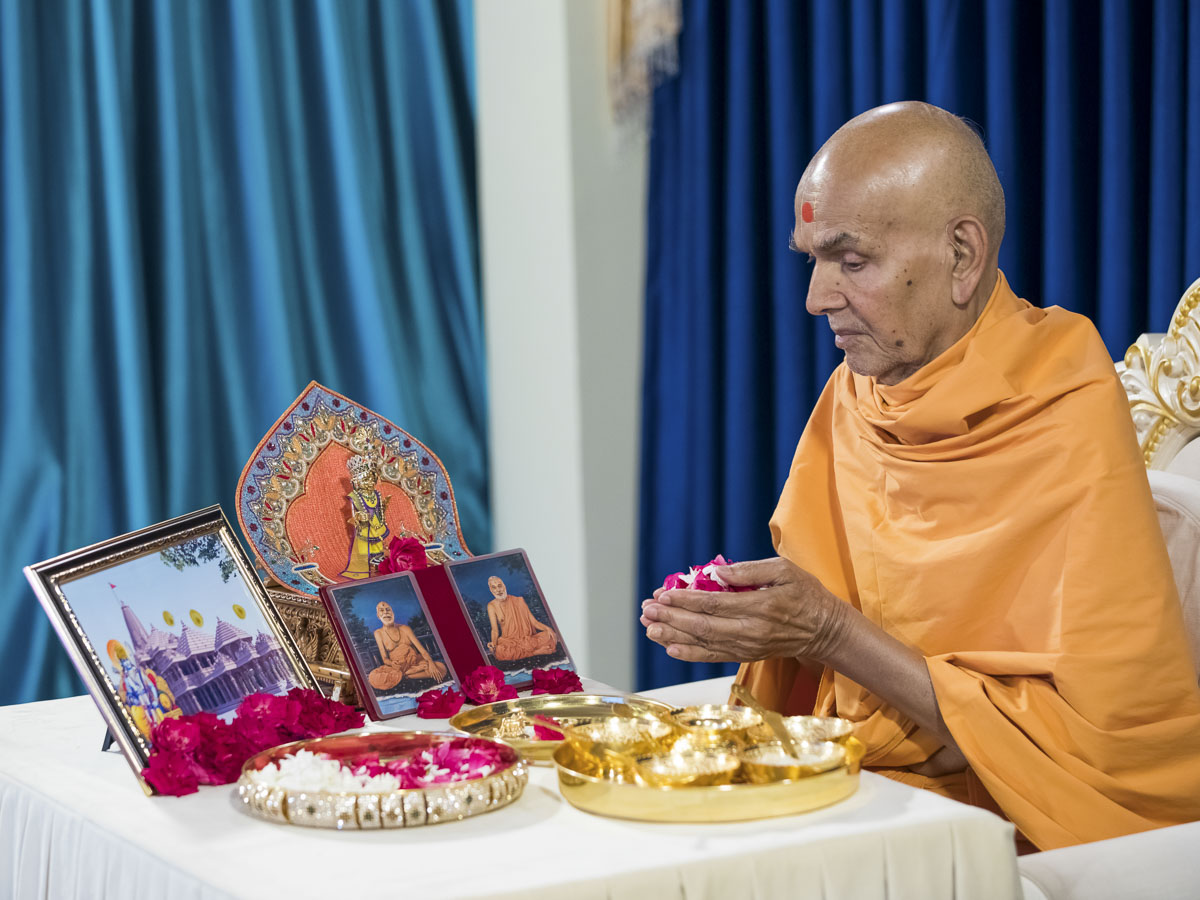 Swamishri offers mantra-pushpanjali