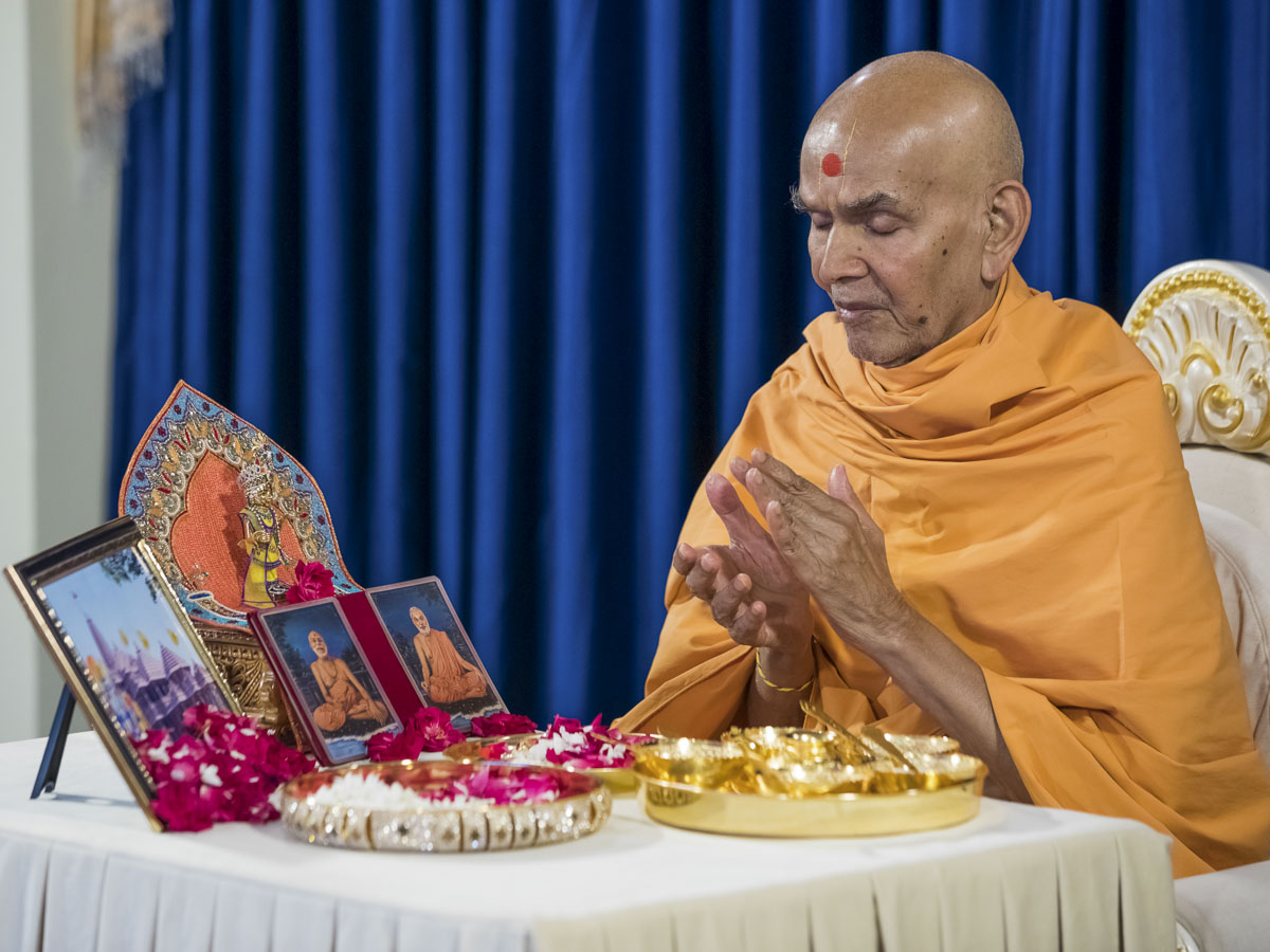 Swamishri chants the Swaminarayan dhun