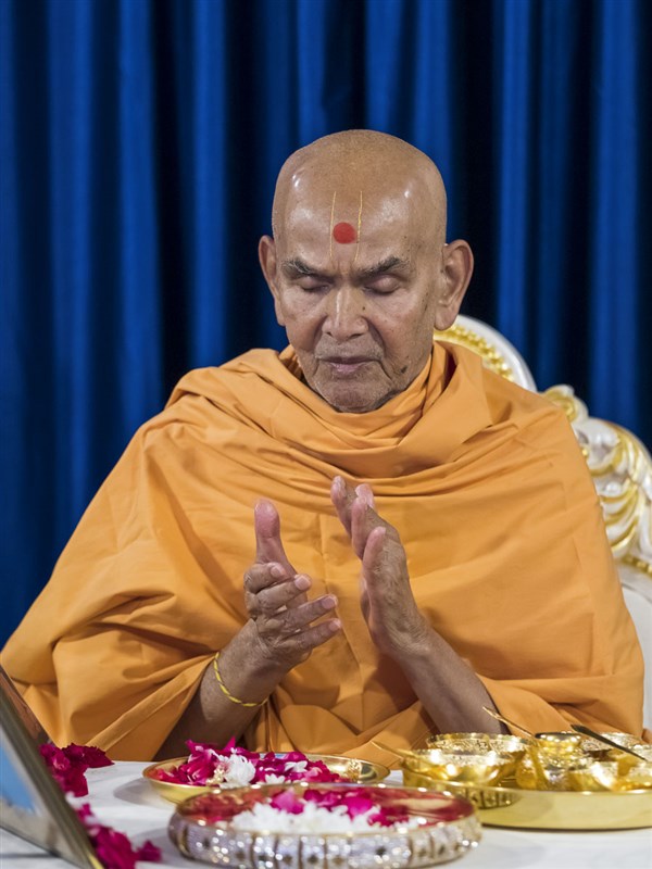 Swamishri chants the Swaminarayan dhun