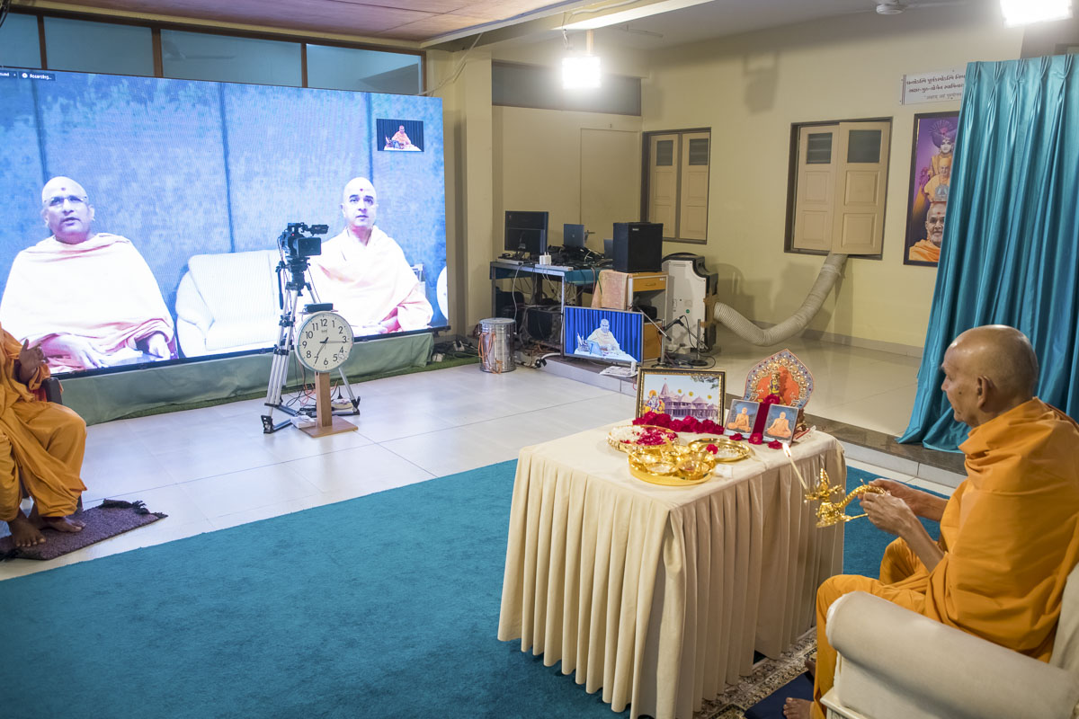 Swamishri performs the arti