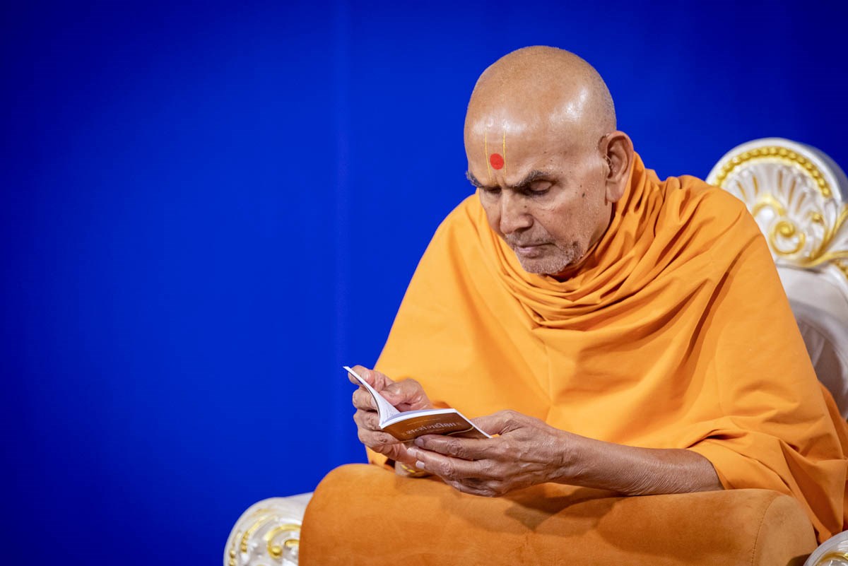 Swamishri reads the Satsang Diksha 