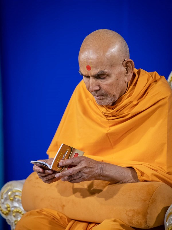 Swamishri reads the Satsang Diksha