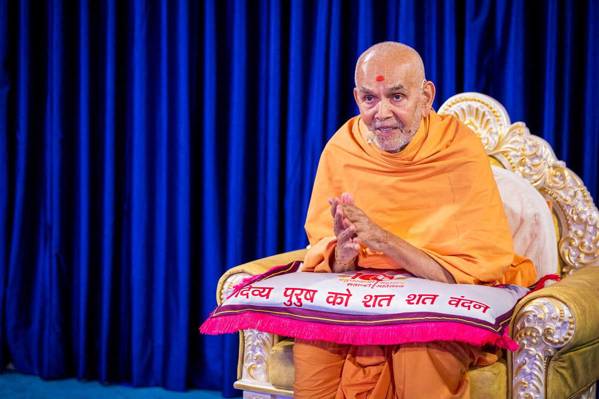 Swamishri remembers Brahmaswarup Pramukh Swami Maharaj