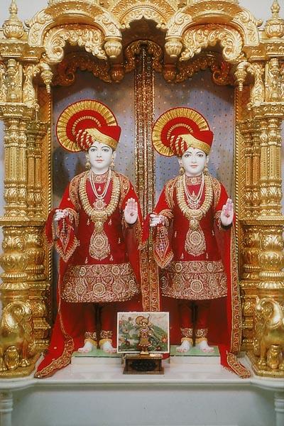  Bhagwan Swaminarayan and Aksharbrahma Gunatitanand Swami