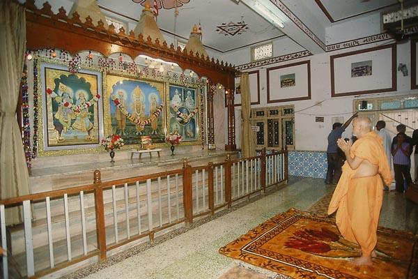  Swamishri at BAPS Shri Swaminarayan hari mandir