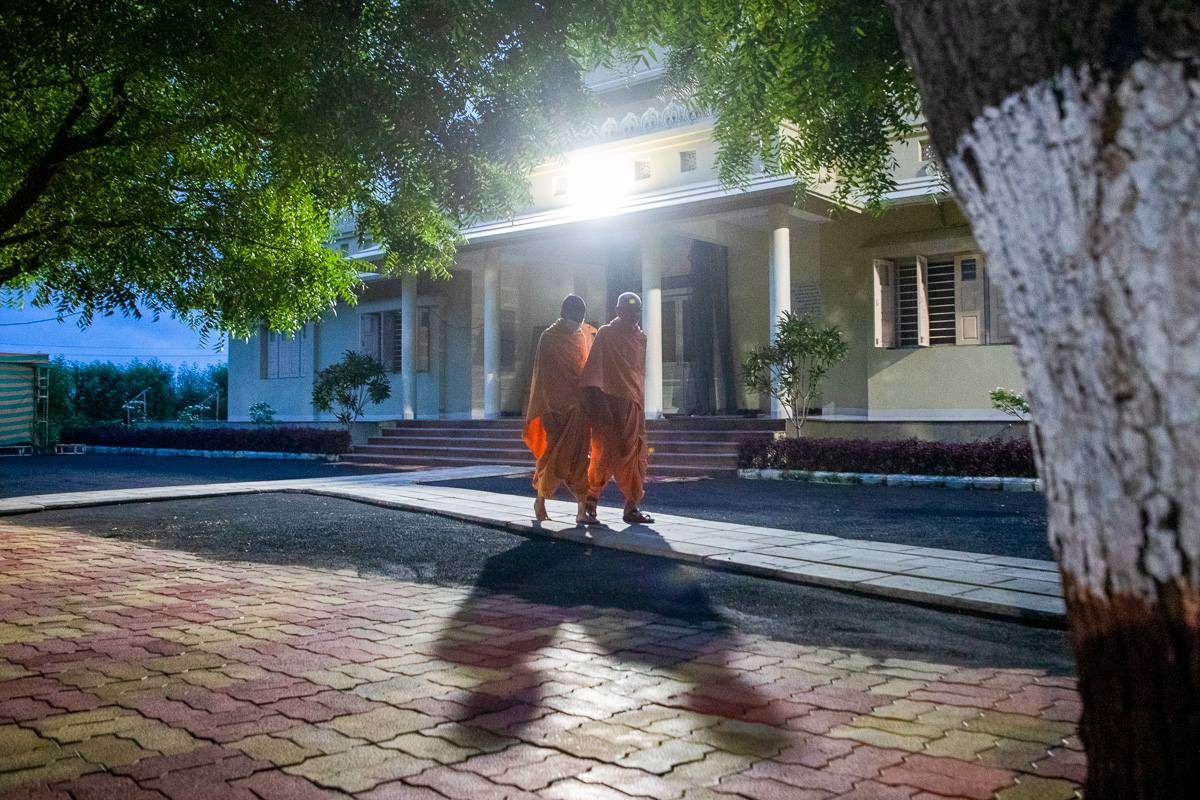Param Pujya Mahant Swami Maharaj on his way for his daily puja
