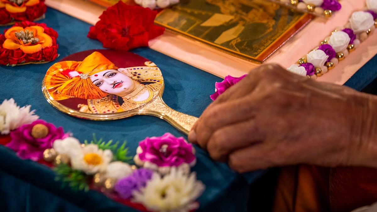 Swamishri arranges the mirror