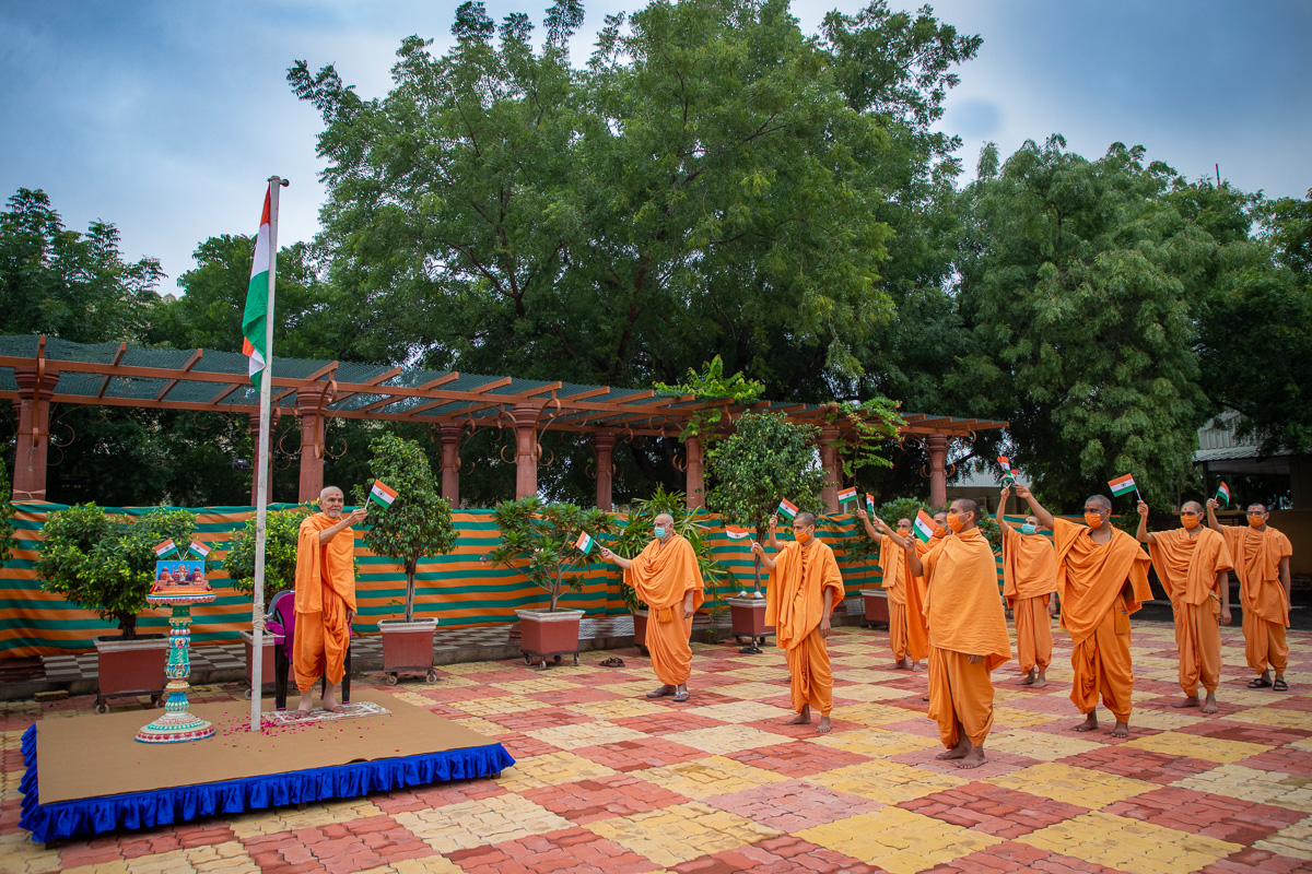 Swamishri and sadhus wave the Indian tricolor