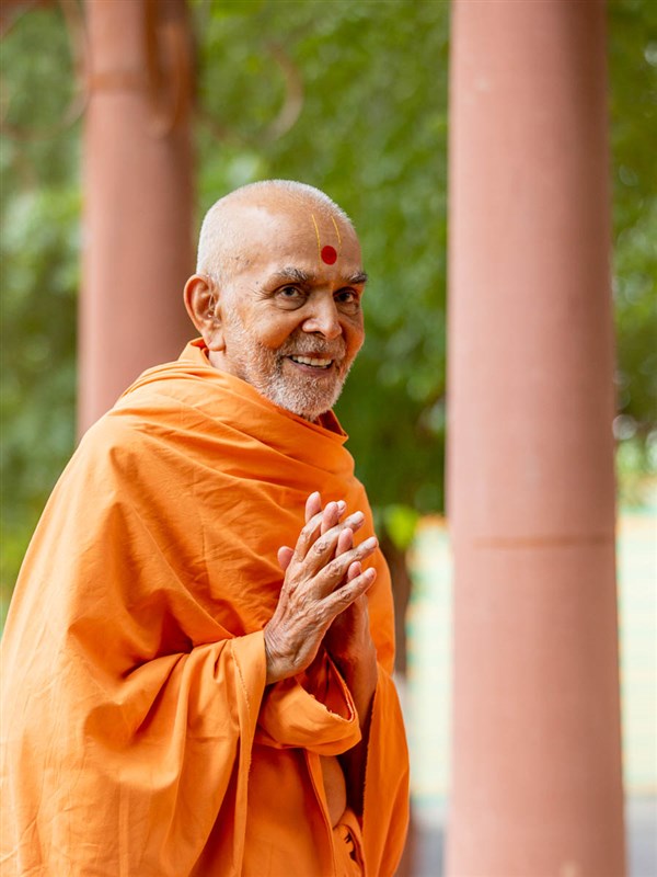 Swamishri greets all with folded hands in the afternoon