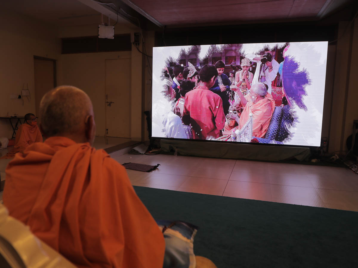 Swamishri during the Children’s Celebrations assembly